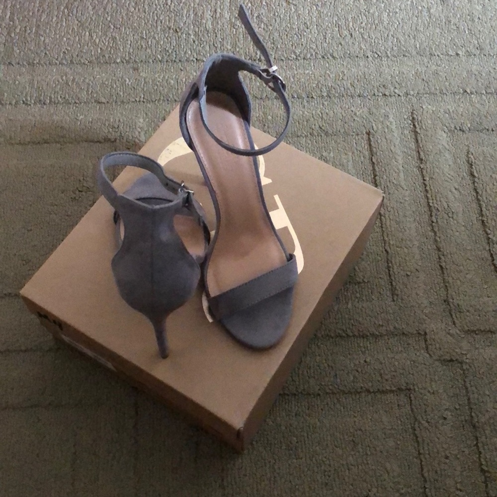 Gray heels - Picture 2 of 3